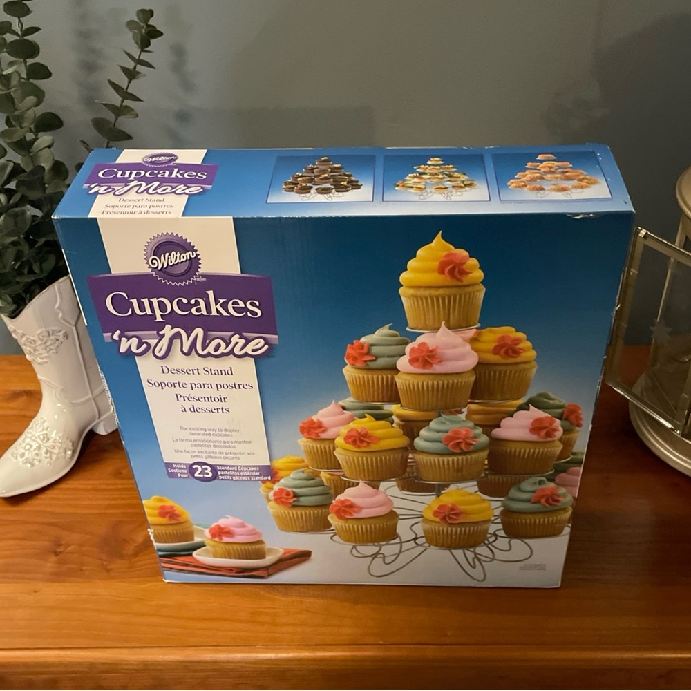 Wilton Cupcakes 'n More Dessert - 23 cupcakes/muffin stand
